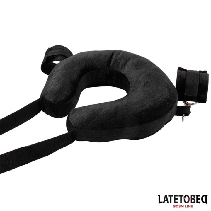 Kissen-Fessel-Set mit Handschellen von Latetobed BDSM Line | Fesselliebe.de