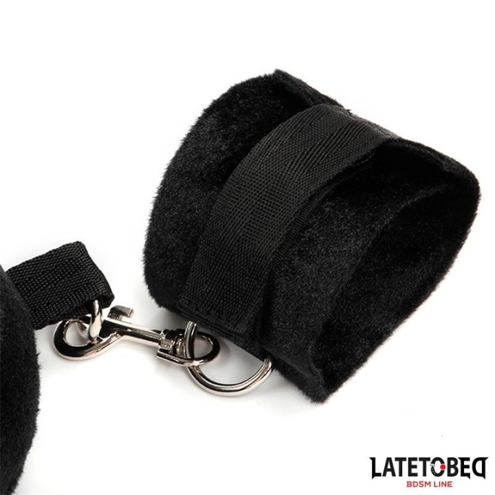 Kissen-Fessel-Set mit Handschellen von Latetobed BDSM Line | Fesselliebe.de