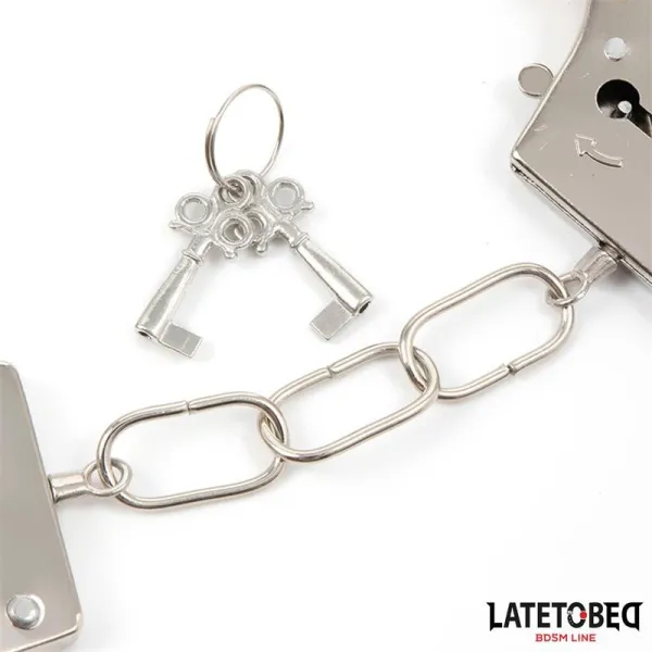 Fellbesetzte Metallfessel Schwarz von Latetobed BDSM Line | Fesselliebe.de