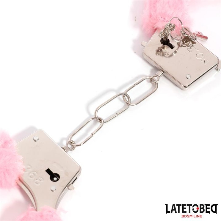 Fellbesetzte Metallfessel Rosa von Latetobed BDSM Line | Fesselliebe.de