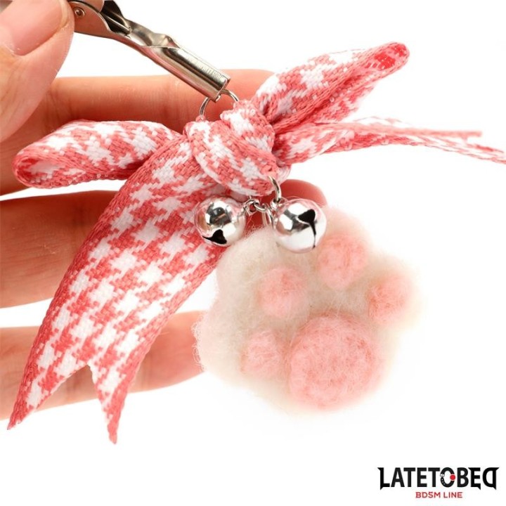 Nippelklemmen mit Kitty-Pfoten-Pompon von Latetobed BDSM Line | Fesselliebe.de