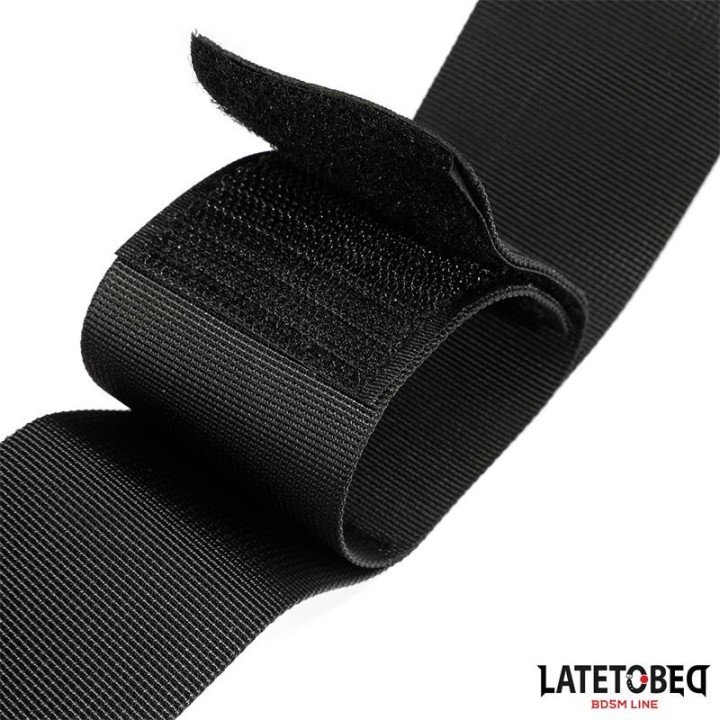 Hüftband und Klettverschluss-Handgelenkmanschette von Latetobed BDSM Line | Fesselliebe.de