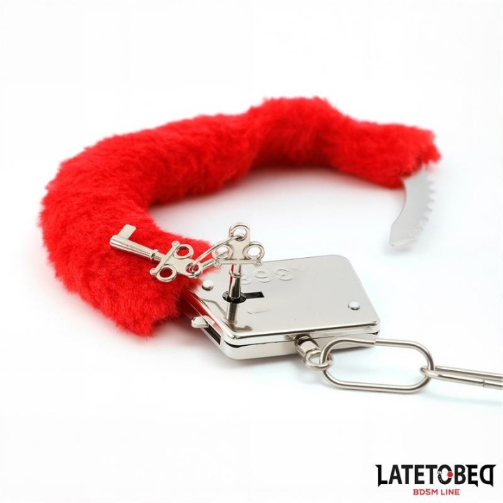 Fellbesetzte Manschette mit Verschluss Rot von Latetobed BDSM Line | Fesselliebe.de