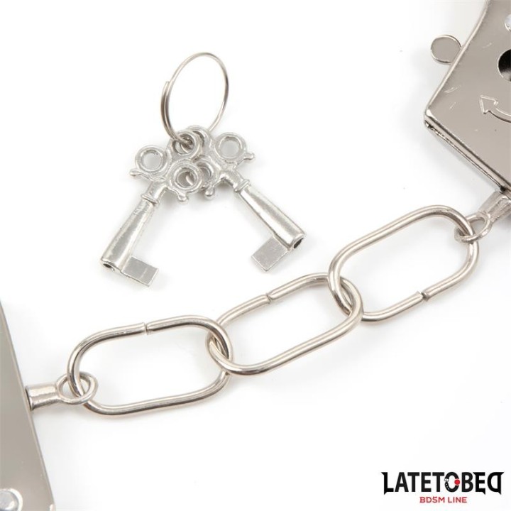 Fellbesetzte Manschette mit Verschluss Rot von Latetobed BDSM Line | Fesselliebe.de