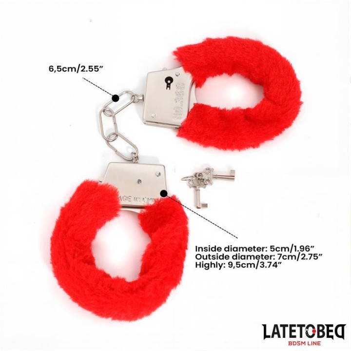 Fellbesetzte Manschette mit Verschluss Rot von Latetobed BDSM Line | Fesselliebe.de