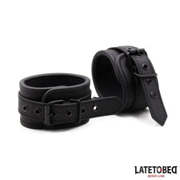 Einfarbige Schwarze Handfessel von Latetobed BDSM Line | Fesselliebe.de