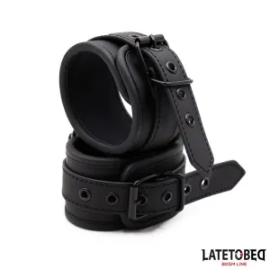 Einfarbige Schwarze Handfessel von Latetobed BDSM Line