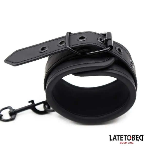 Einfarbige Schwarze Fussfessel von Latetobed BDSM Line | Fesselliebe.de