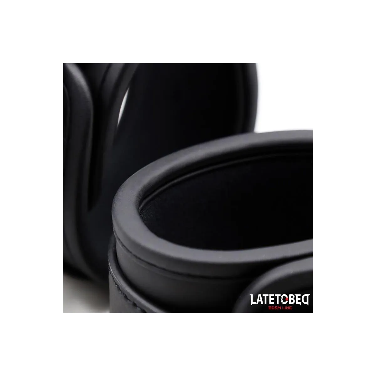 Einfarbige Schwarze Fussfessel von Latetobed BDSM Line | Fesselliebe.de