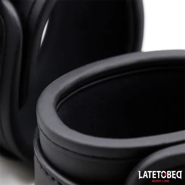 Einfarbige Schwarze Fussfessel von Latetobed BDSM Line | Fesselliebe.de