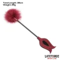 Federkitzler und Paddel In Rosenform von Latetobed BDSM Line