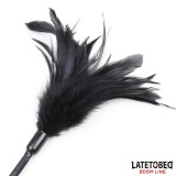 Kitzler mit Mehreren Federn und Spitzenband-Paddelkamm von Latetobed BDSM Line | Fesselliebe.de