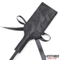Kitzler mit Mehreren Federn und Spitzenband-Paddelkamm von Latetobed BDSM Line