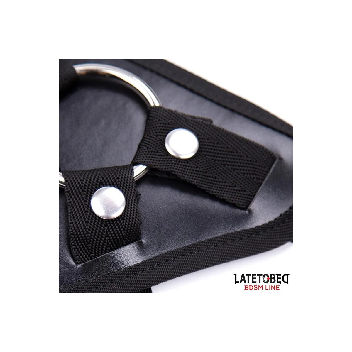 Verstellbarer Strap-On mit Metallring von Latetobed BDSM Line | Fesselliebe.de