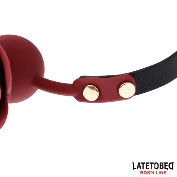Atmungsaktiver Silikon-Ballknebel mit Rose Verstellbar 47–56 cm von Latetobed BDSM Line | Fesselliebe.de