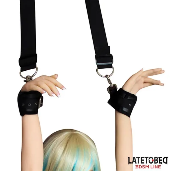 Türschwingende Nylon-Neopren-Handfesseln von Latetobed BDSM Line | Fesselliebe.de