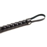 Peitsche mit Rautenmuster und Metallbeschlägen, 39 cm, Schwarz von Latetobed BDSM Line | Fesselliebe.de