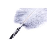 Feder-Kitzler mit Umwicklung 46 cm Schwarz/Weiss von Latetobed BDSM Line | Fesselliebe.de