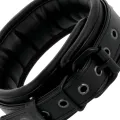 Handschellen und Kragen aus Schwarzem Leder von Darkness
