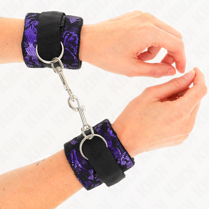 Kurze Handgelenksfesseln aus Samtspitze und Nylonbindung Lila/Schwarz 23 X 6,5 cm von Kink Wrist Restraint | Fesselliebe.de