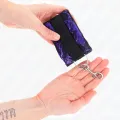 Kurze Handgelenksfesseln aus Samtspitze und Nylonbindung Lila/Schwarz 23 X 6,5 cm von Kink Wrist Restraint