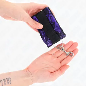Kurze Handgelenksfesseln aus Samtspitze und Nylonbindung Lila/Schwarz 23 X 6,5 cm von Kink Wrist Restraint
