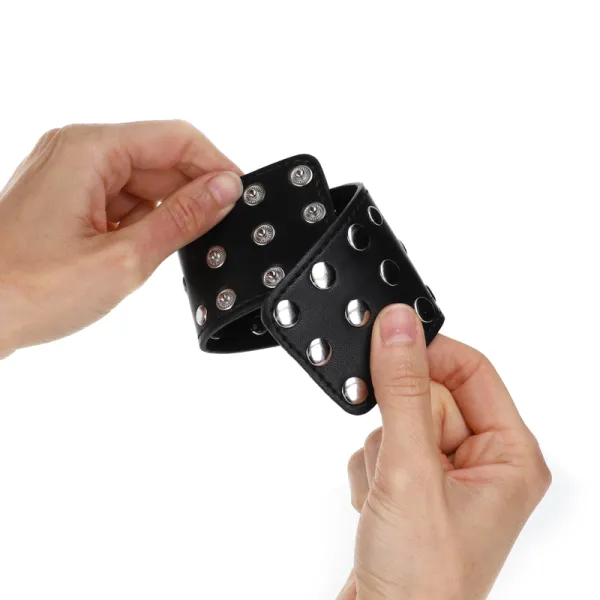 Handgelenkfesseln mit Druckverschluss Voller Nieten Schwarz Verstellbar 19-24 cm X 5,5 cm von Kink Wrist Restraint | Fesselliebe.de