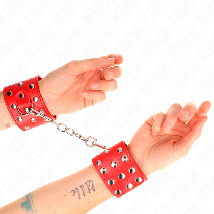 Handgelenkfesseln mit Druckverschluss Voller Nieten Rot Verstellbar 19-24 cm X 5,5 cm von Kink Wrist Restraint | Fesselliebe.de