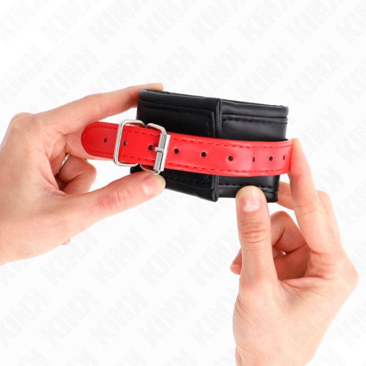 Handgelenkfesseln Schwarz mit Rotem Gürtel Verstellbar 17-28 cm X 6 cm von Kink Wrist Restraint | Fesselliebe.de