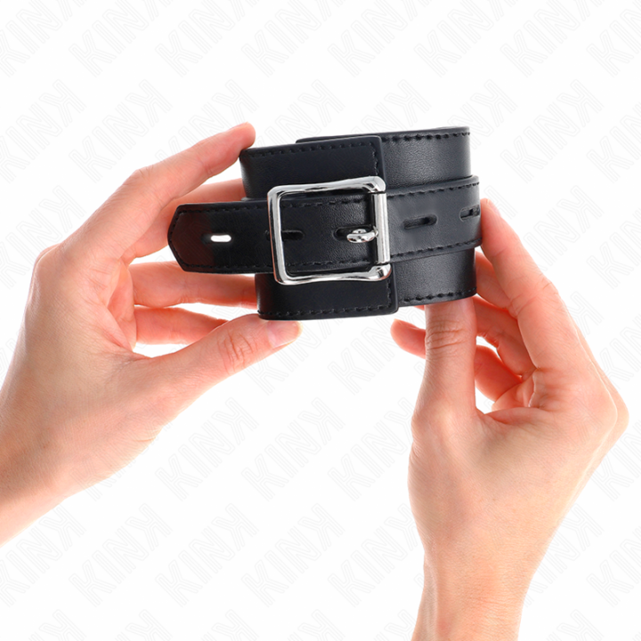 Handgelenkfesseln Schwarz mit Schwarzem Gürtel Verstellbar 17-28 cm X 6 cm von Kink Wrist Restraint | Fesselliebe.de