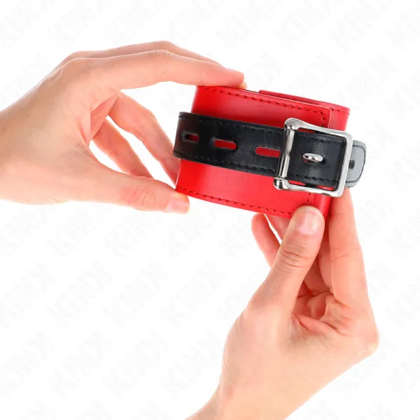 Handgelenkfesseln Rot mit Schwarzem Gürtel Verstellbar 17-28 cm X 6 cm von Kink Wrist Restraint | Fesselliebe.de