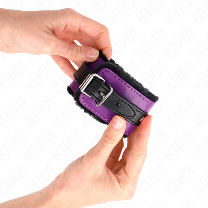 Premium Handgelenkfesseln Schwarz mit Lila / Schwarzer Gürtel Verstellbar 17-29 cm X 6 cm von Kink Wrist Restraint | Fesselliebe.de