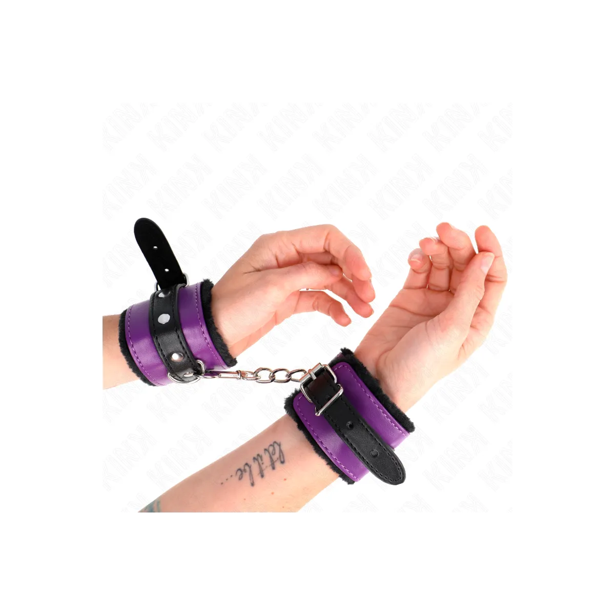 Premium Handgelenkfesseln Schwarz mit Lila / Schwarzer Gürtel Verstellbar 17-29 cm X 6 cm von Kink Wrist Restraint | Fesselliebe.de
