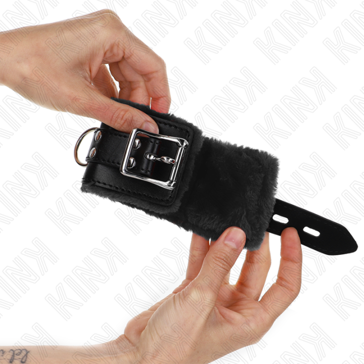 Handgelenkfesseln Schwarz mit Schwarzem Gürtel Verstellbar 17-29 cm X 6 cm von Kink Wrist Restraint | Fesselliebe.de