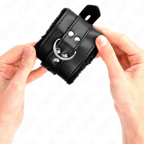 Fesseln mit Quadratischen Löchern, Schwarz und Schwarz, Gürtel 17-29 cm X 6 cm von Kink Wrist Restraint | Fesselliebe.de