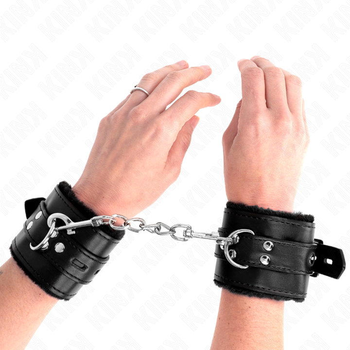 Fesseln mit Quadratischen Löchern, Schwarz und Schwarz, Gürtel 17-29 cm X 6 cm von Kink Wrist Restraint | Fesselliebe.de