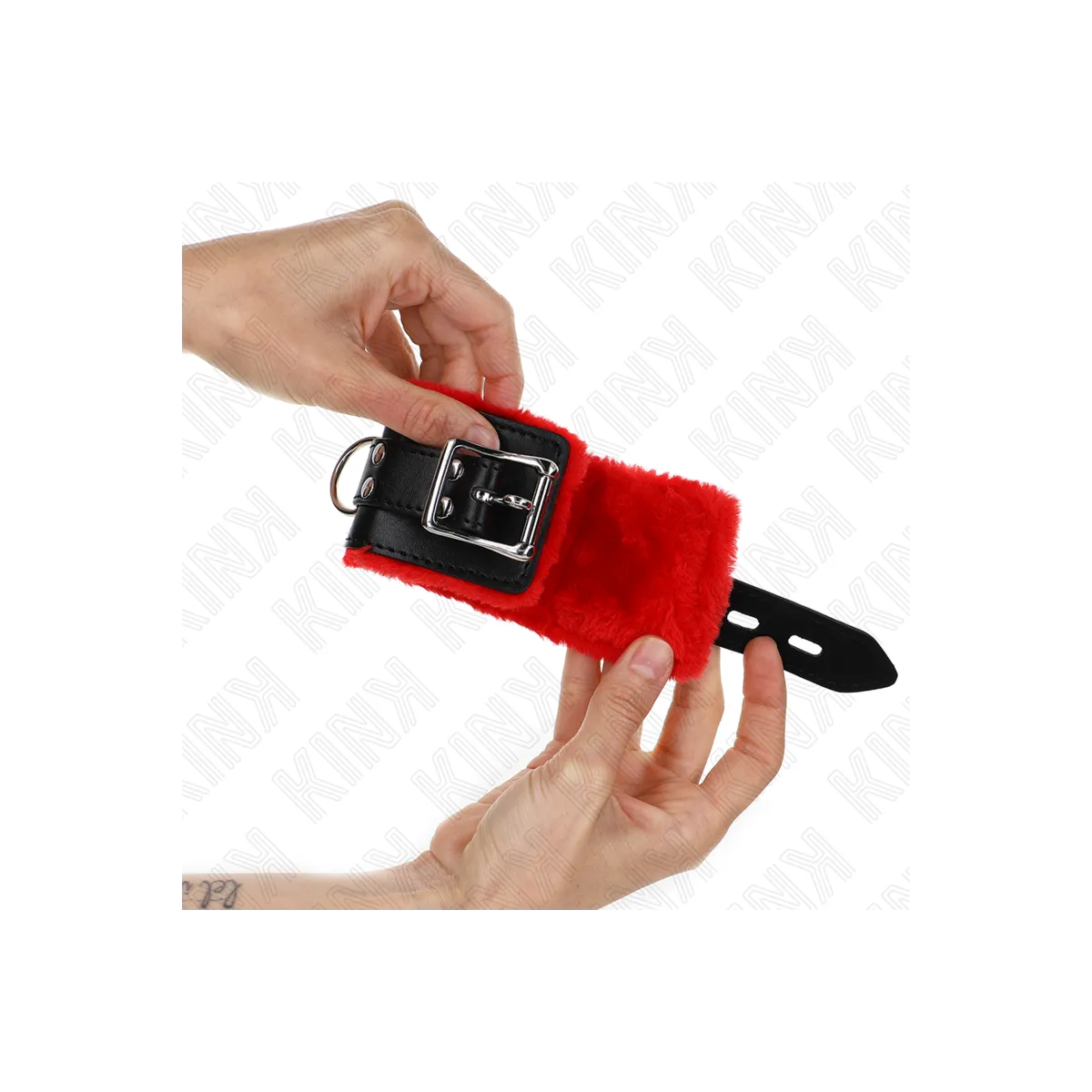 Fesseln mit Quadratischen Löchern, Roter und Schwarzer Gürtel, Verstellbar 17-29 cm X 6 cm von Kink Wrist Restraint | Fesselliebe.de