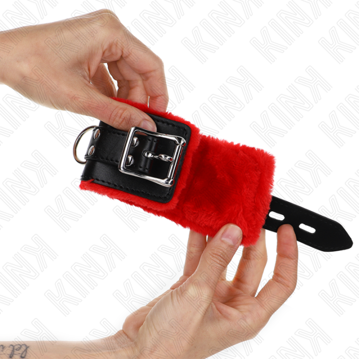 Fesseln mit Quadratischen Löchern, Roter und Schwarzer Gürtel, Verstellbar 17-29 cm X 6 cm von Kink Wrist Restraint | Fesselliebe.de