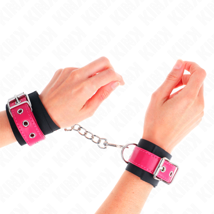 Nylon Handgelenkfesseln Schwarz mit Kunstledergürtel Himbeerrosa 19-29 cm X 5,1 cm von Kink Wrist Restraint | Fesselliebe.de