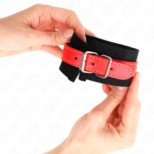 Nylon Handgelenkfesseln Schwarz mit Kunstleder Rot Verstellbar 19-24 cm X 5,5 cm von Kink Wrist Restraint | Fesselliebe.de