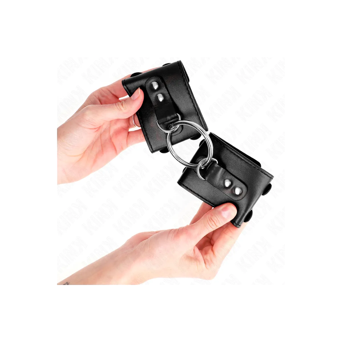 Feste Handgelenkfesseln mit Ring und Nieten Verstellbar Schwarz 17-22 cm X 6,5 cm von Kink Wrist Restraint | Fesselliebe.de