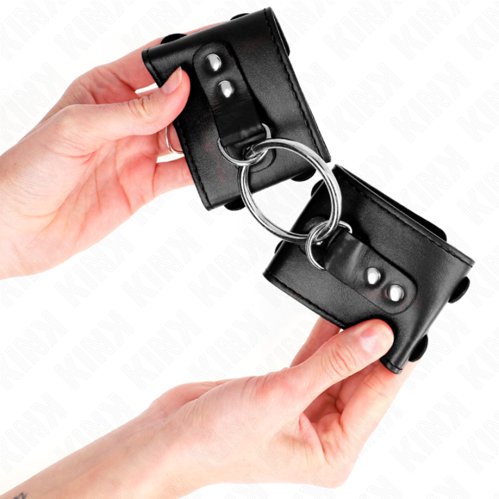 Feste Handgelenkfesseln mit Ring und Nieten Verstellbar Schwarz 17-22 cm X 6,5 cm von Kink Wrist Restraint | Fesselliebe.de