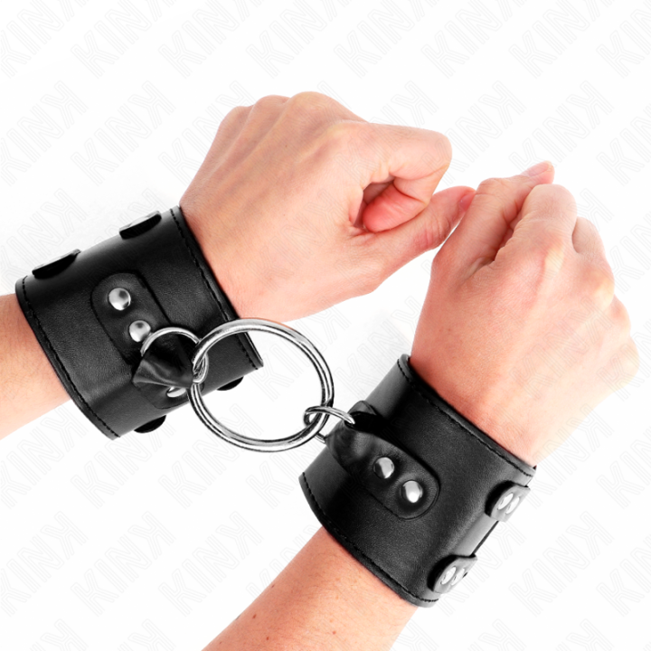 Feste Handgelenkfesseln mit Ring und Nieten Verstellbar Schwarz 17-22 cm X 6,5 cm von Kink Wrist Restraint | Fesselliebe.de