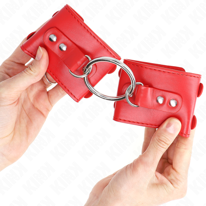 Feste Handgelenkfesseln mit Ring und Nieten Verstellbar Rot 17-22 cm X 6,5 cm von Kink Wrist Restraint | Fesselliebe.de