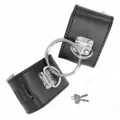 Feste Handgelenkfesseln mit Ring und Verschluss Schwarz Verstellbar 16-23 cm X 5,5 cm von Kink Wrist Restraint