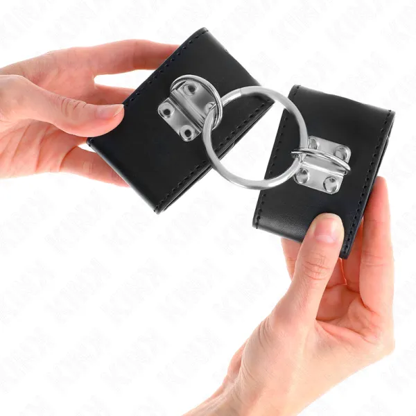 Feste Handgelenkfesseln mit Ring und Verschluss Schwarz Verstellbar 16-23 cm X 5,5 cm von Kink Wrist Restraint | Fesselliebe.de