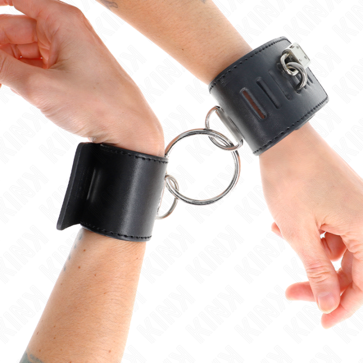 Feste Handgelenkfesseln mit Ring und Verschluss Schwarz Verstellbar 16-23 cm X 5,5 cm von Kink Wrist Restraint | Fesselliebe.de