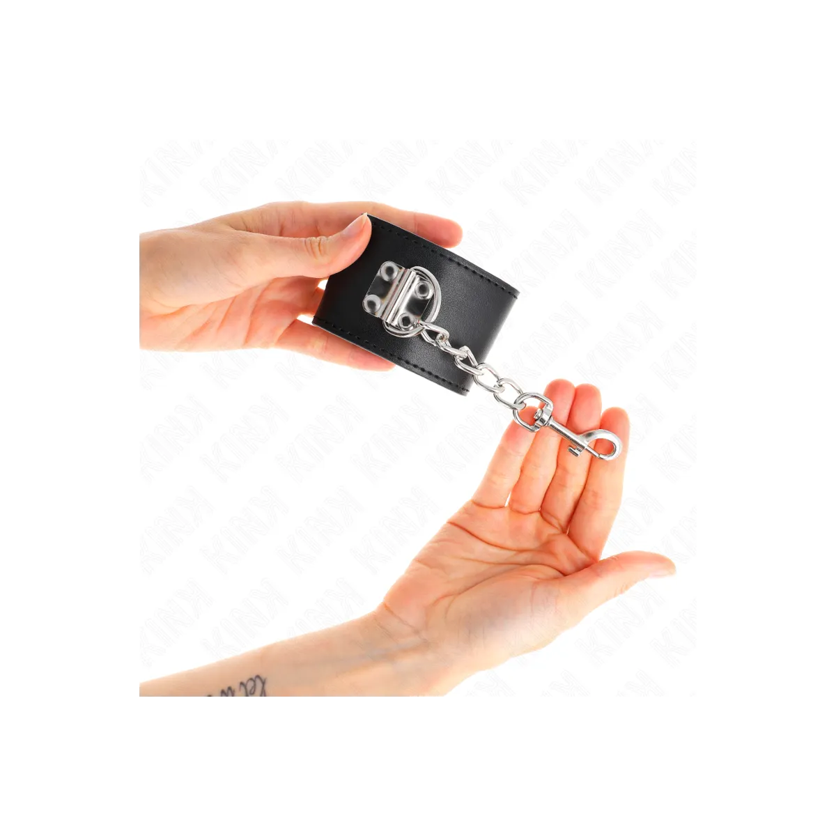 Handgelenkfesseln mit Vorhängeschloss Verschluss Schwarz Verstellbar 16-23 cm X 5,5 cm von Kink Wrist Restraint | Fesselliebe.de