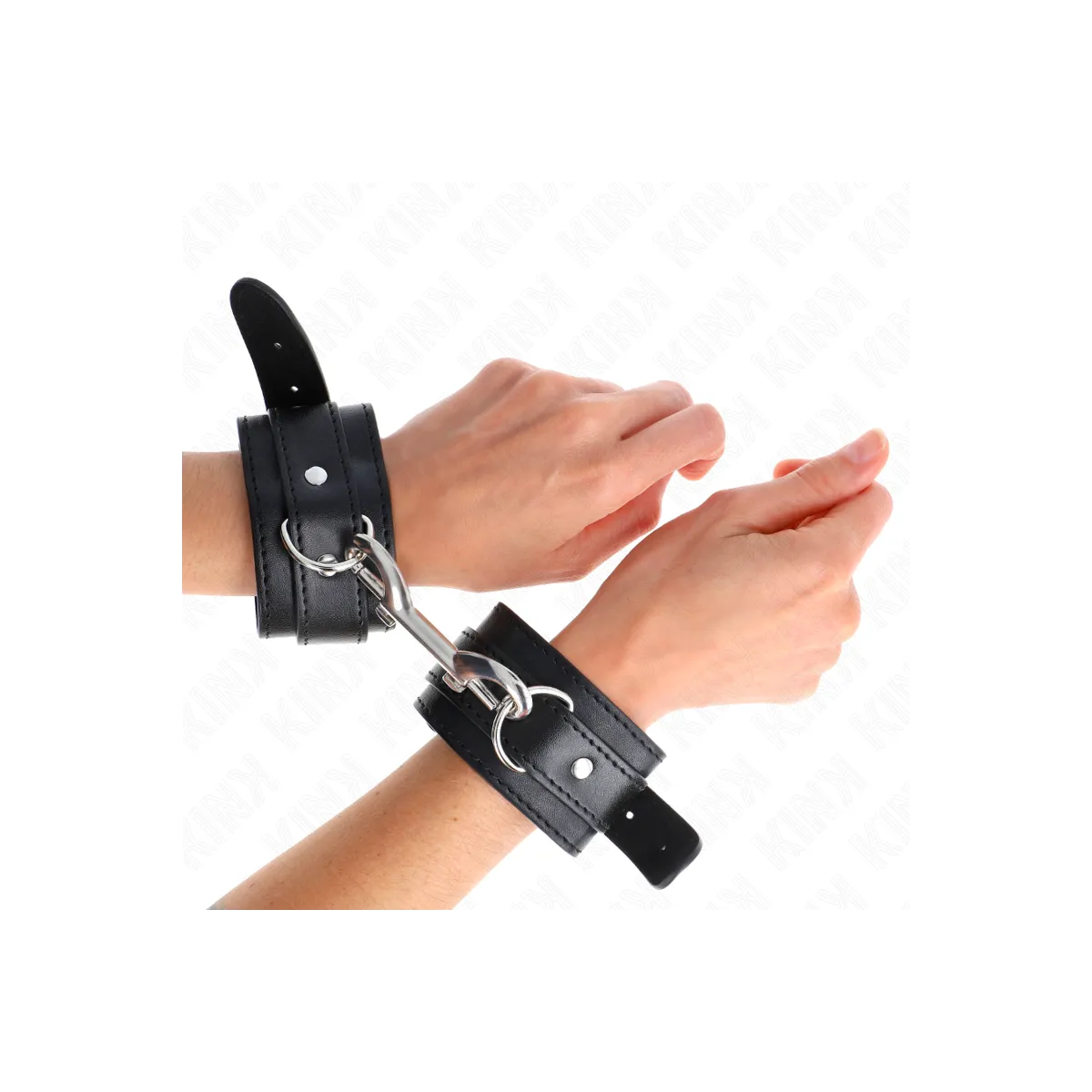 Handgelenkfesseln - Einzelne Nietenreihe Schwarz Verstellbar 17-28 cm X 5 cm von Kink Wrist Restraint | Fesselliebe.de
