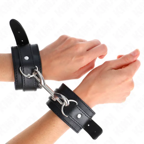 Handgelenkfesseln - Einzelne Nietenreihe Schwarz Verstellbar 17-28 cm X 5 cm von Kink Wrist Restraint | Fesselliebe.de